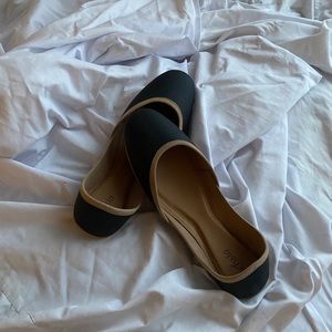 Leather black and beige flats